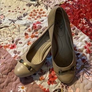 Life Stride Women's Beige Loafers with Metallic Accent